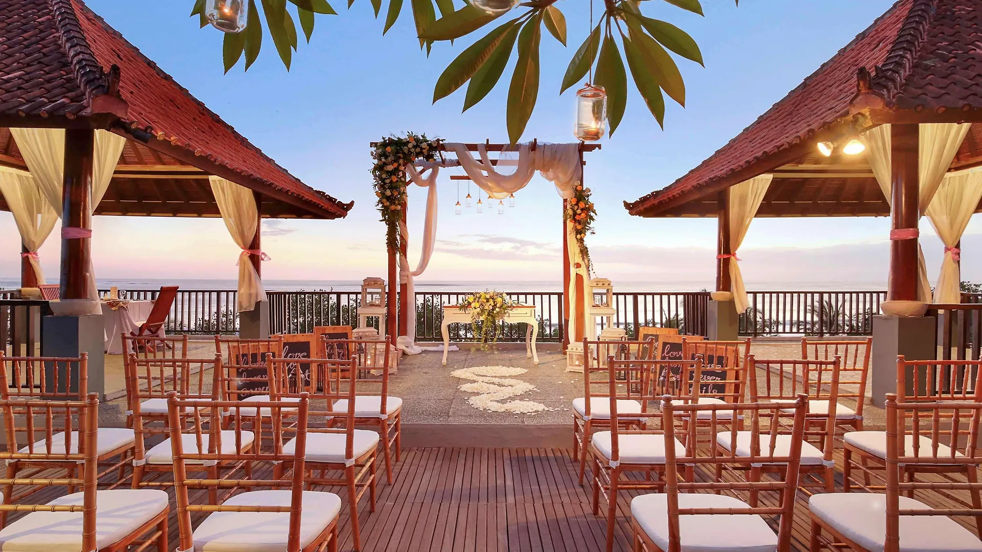 Mercure Kuta Lombok 4*,